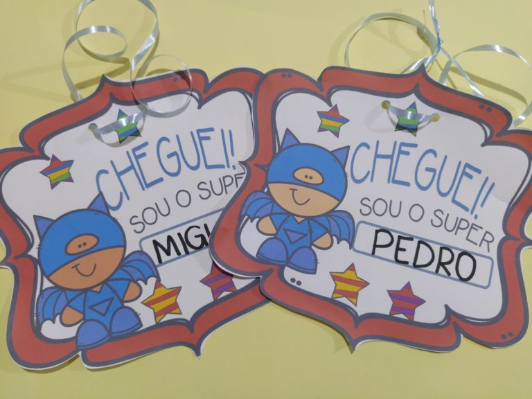 Placa volta às aulas educação infantil menino.